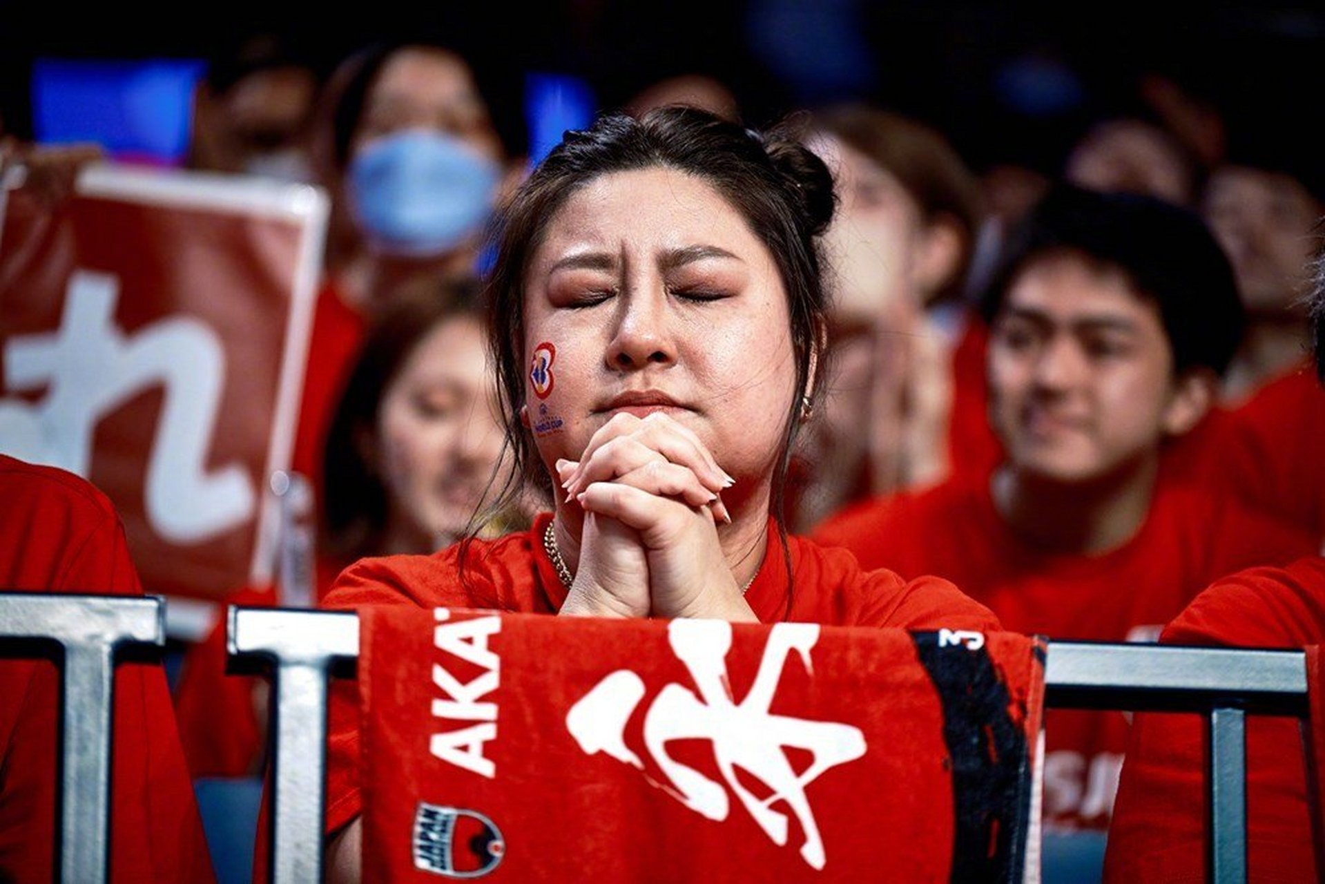 芬兰队努力迎战，渴望赢得比赛